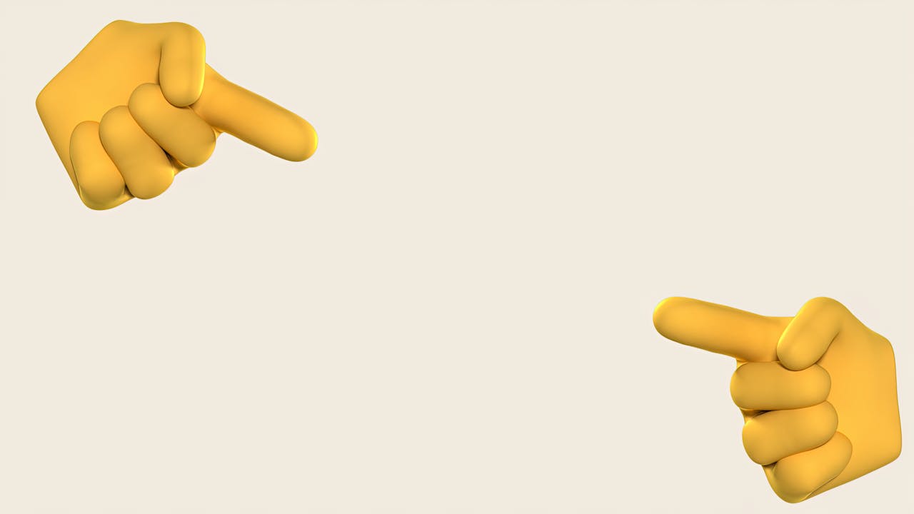 Twee gele, geanimeerde handen wijzen naar de middelste ruimte in een neutrale achtergrond.