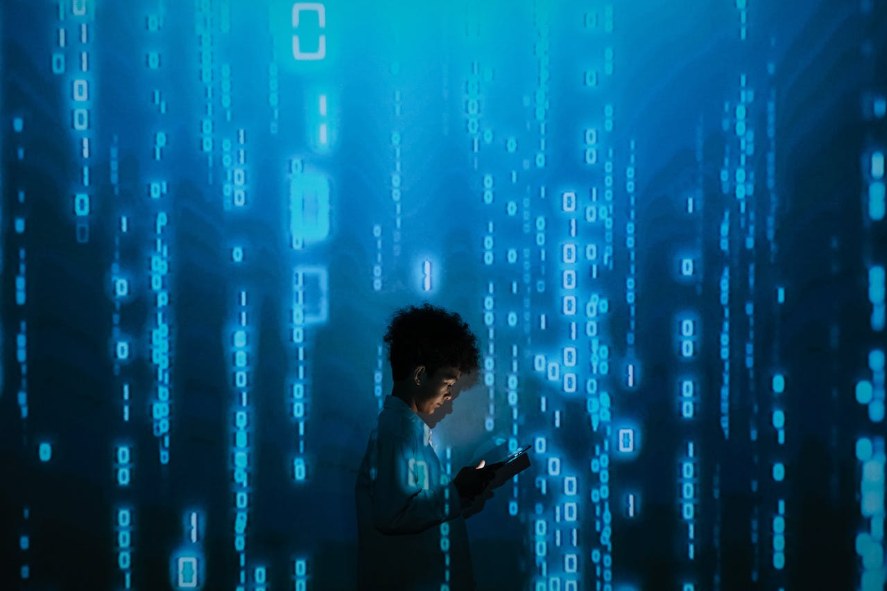 Een silhouet van een kind dat op een apparaat kijkt, omringd door een achtergrond met digitale cijfers en symbolen in blauwlicht.
