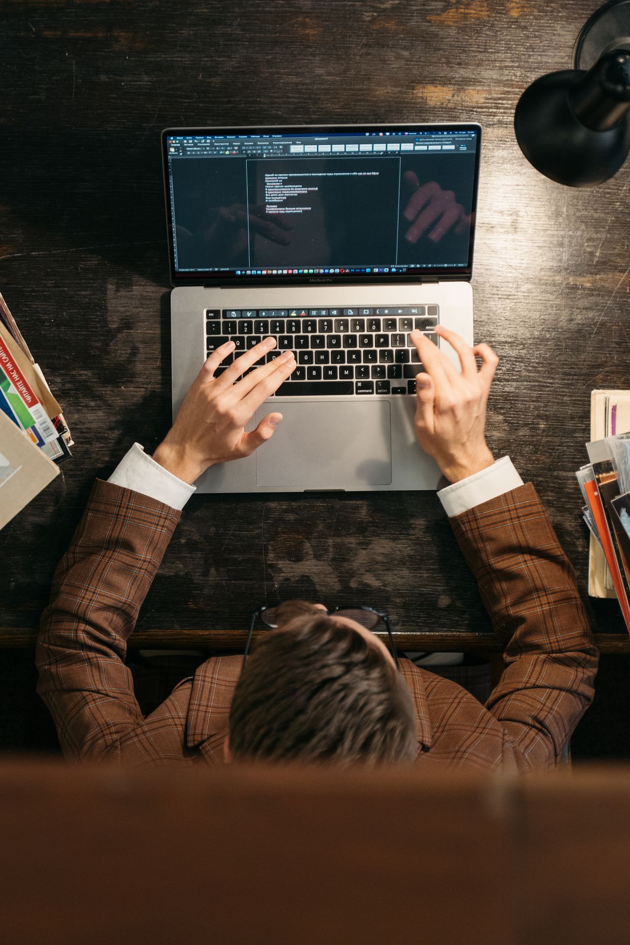 Developer werkt aan backendcode voor een .NET-bedrijfsapplicatie
