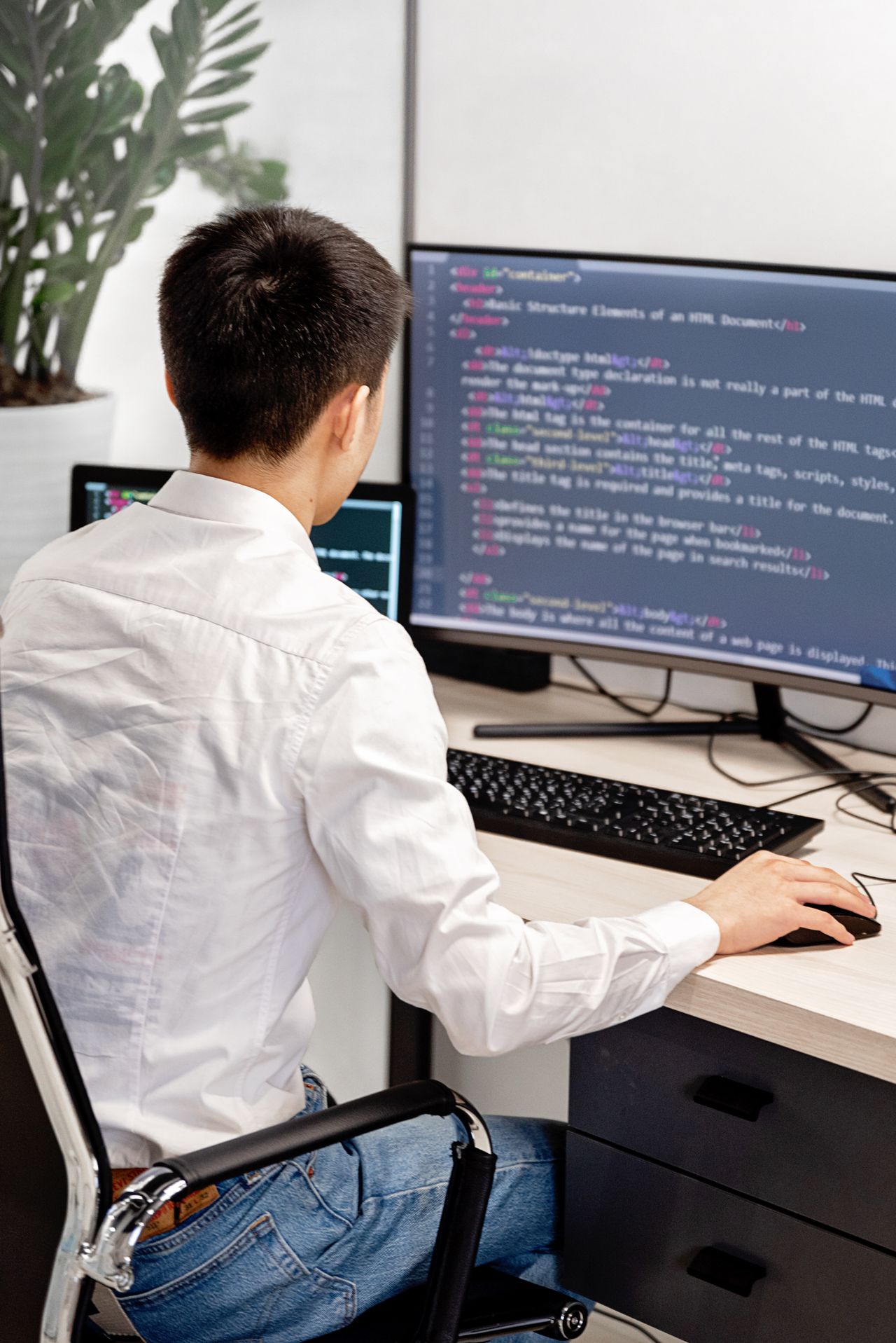 Node.js developer werkt aan backendsoftware en API’s
