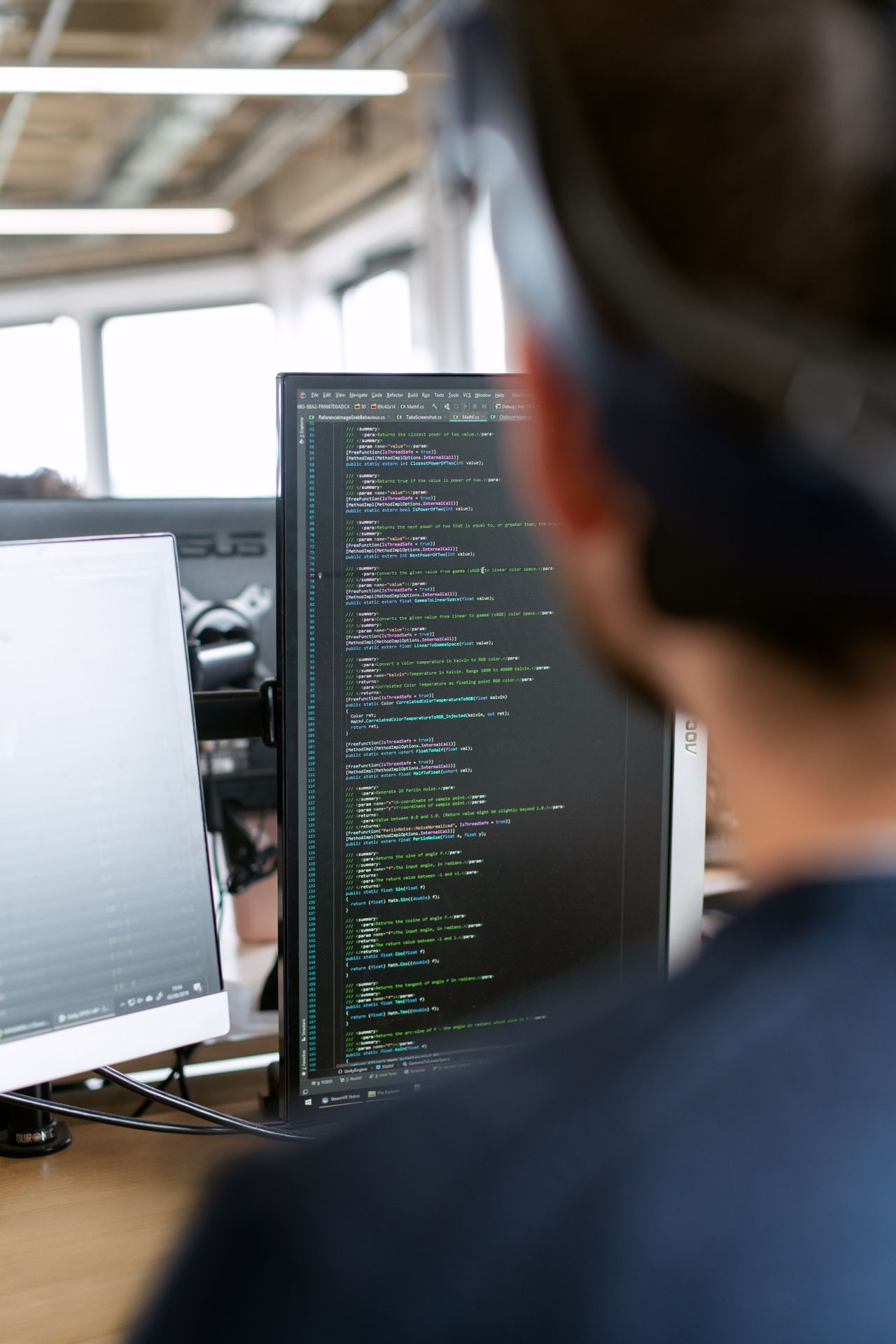 Python developer werkt aan backendsoftware en gegevensverwerking
