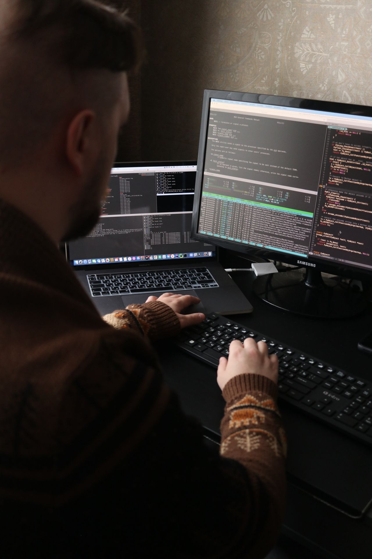 Vue developer werkt aan een interactieve webapplicatie